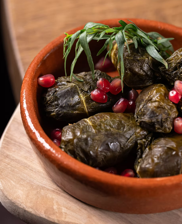 Dolma w glinianej misce, z granatem i ziołami